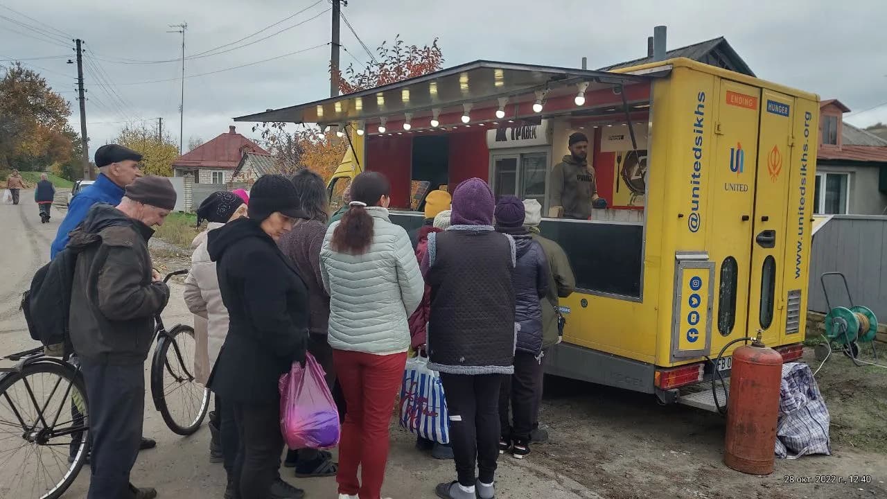 Передмістя Куп'янська. Видача гарячого харчування цивільному населенню невдовзі після деокупації, початок листопада 2022 року. Електрики, газопостачання та магазинів немає. Роздають волонтери XTRAVERSE.