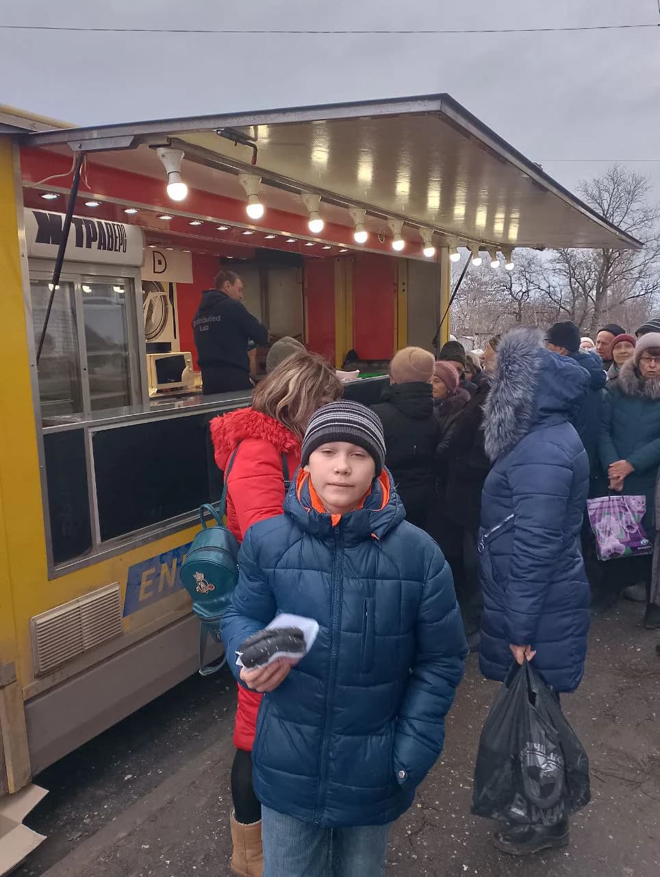 Місто Куп'янськ, кінець осені 2022–2023 року. Проєкт Food Truck: видача цивільному населенню гарячої їжі - хот-доги, бургери для дітей та інше.