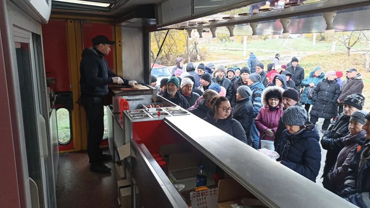 Населений пункт Перша Західна, передмістя Куп'янська. Видача гарячого харчування цивільному населенню невдовзі після деокупації, початок листопада 2022 року. Електрики, газопостачання та магазинів немає. Роздають волонтери XTRAVERSE.