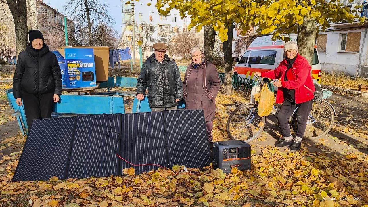 Осінь 2024 року. Доставка комплекту в Курилівку, лівий берег Куп'янської ОТГ: зарядна станція Bluetti, сонячна панель та акумуляторна батарея. Населений пункт понад три роки перебуває без електрики.