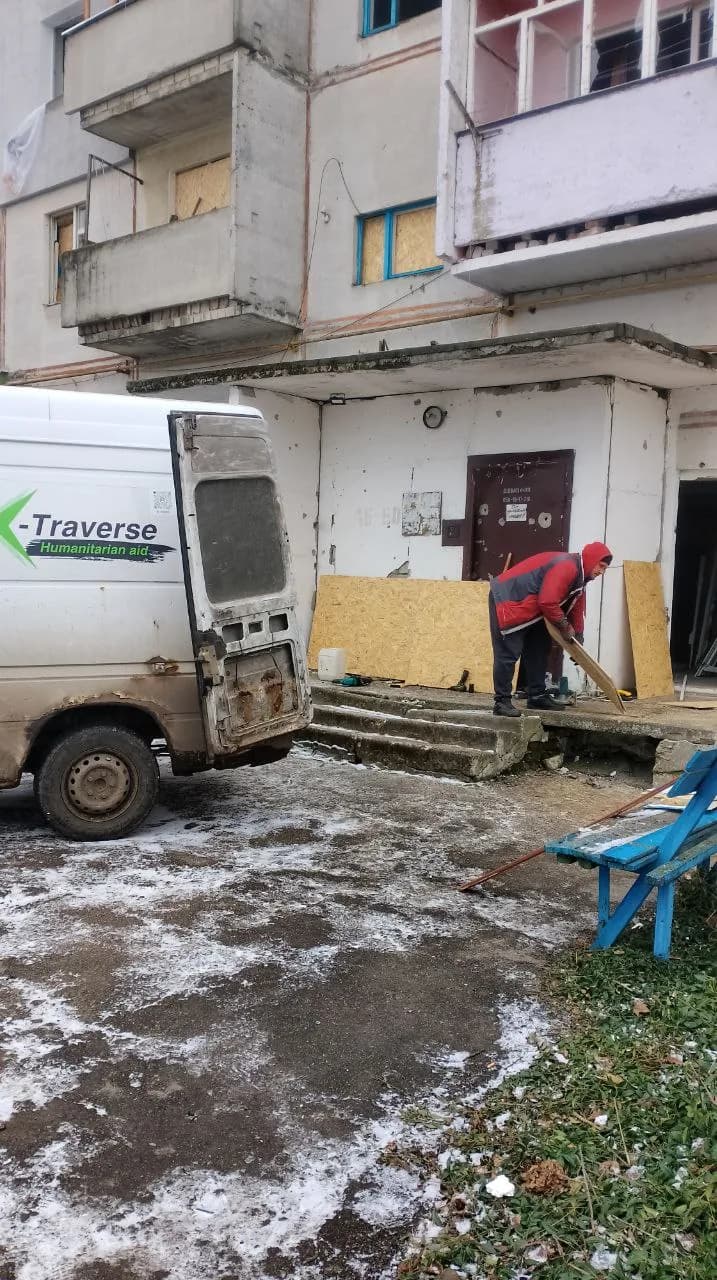 Доставка будматеріалів на лівий берег Куп'янської ОТГ через військові переправи у найскладніший час, коли логістика була максимально порушена. Матеріали потрібні для відновлення пошкодженого житла жителям Курилівки-1, так званого військового містечка. Того разу допомогу отримали понад 60 людей.