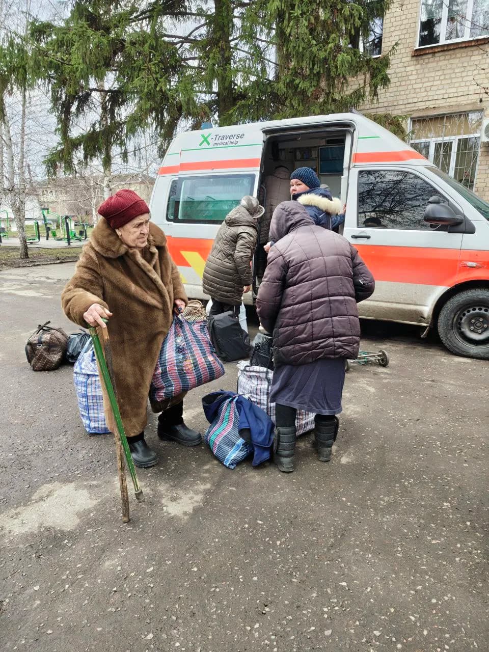 Евакуація з Осинового, Куп'янська ОТГ, завершилася успішно. Початок березня 2026 року. На фото транзитний центр у Харкові, висадка евакуйованих людей.